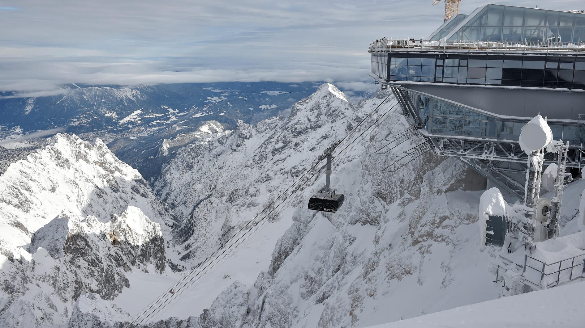 Die Gondel der neuen Seilbahn zur Zugspitze in Garmisch-Partenkirchen: Hier wurde es letzte Nacht kälter als minus 30 Grad. Die Gondel der neuen Seilbahn zur Zugspitze in Garmisch-Partenkirchen: Hier wurde es letzte Nacht kälter als minus 30 Grad.