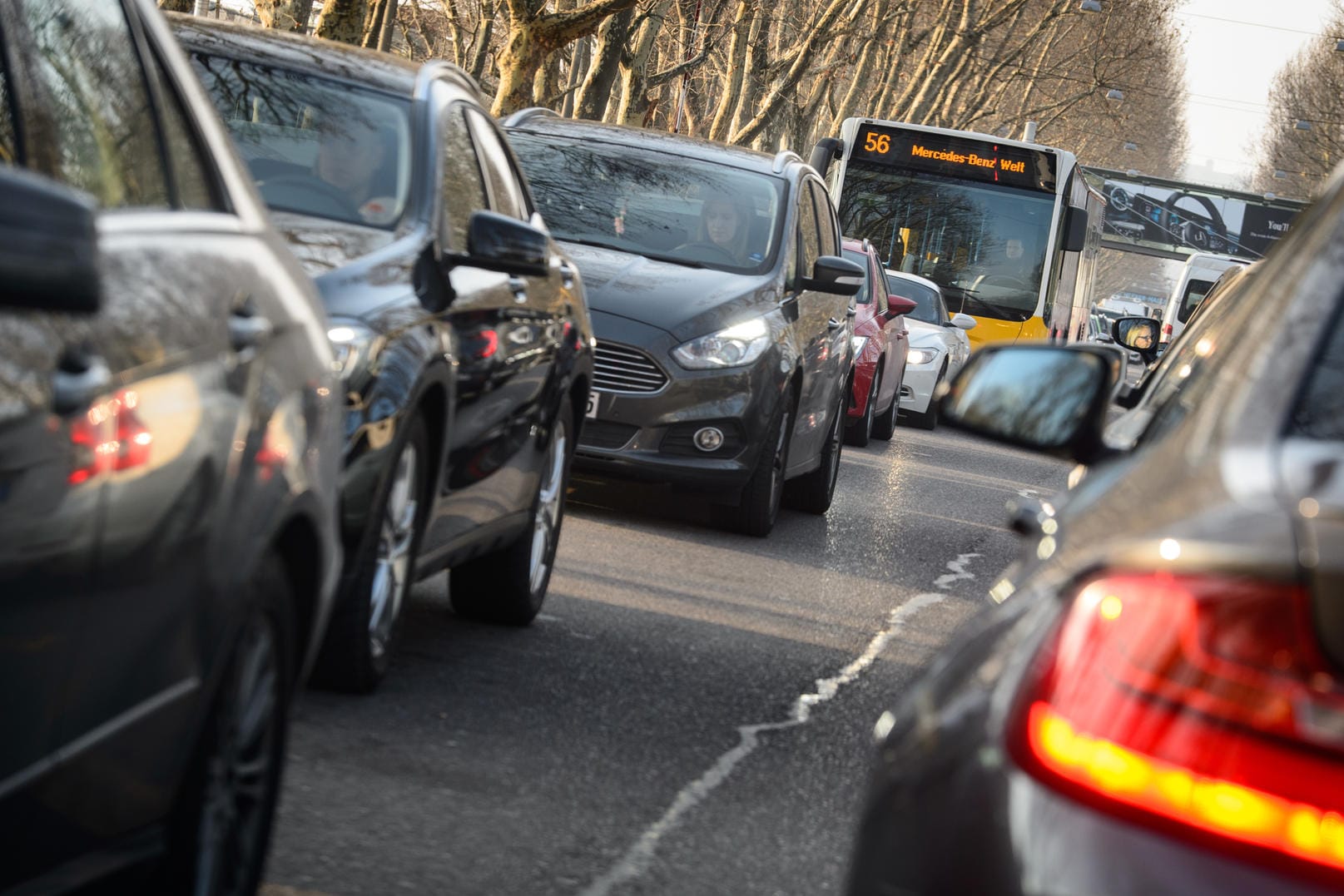 Stau in Stuttgart: Die baden-württembergische Hauptstadt könnte als eine der ersten Metropolen Fahrverbote für Diesel-Pkw verhängen.