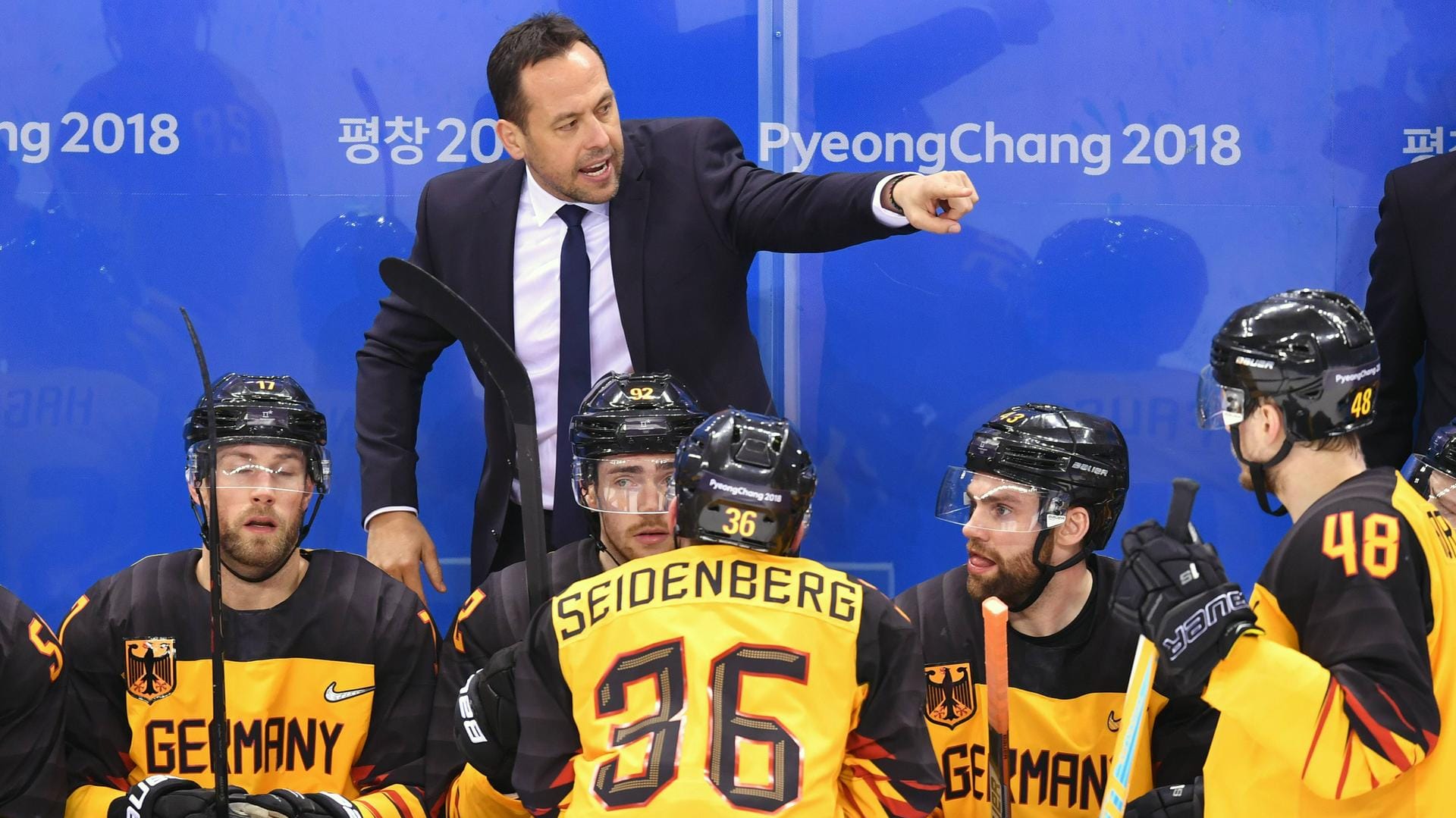 Marco Sturm gibt die Anweisungen vor: Das DEB-Team vertraut dem Bundestrainer blind. Zusammen feierten sie mit Olympia-Silber den größten Erfolg der deutschen Eishockey-Geschichte.