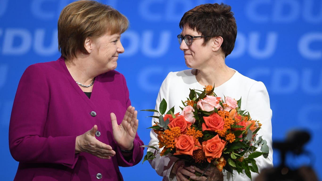 CDU-Chefin Angela Merkel (l.) und ihre neue Generalsekretärin Annegret Kramp-Karrenbauer: Nach Ansicht der meisten Zeitungen geht die Partei gestärkt in eine mögliche große Koalition.