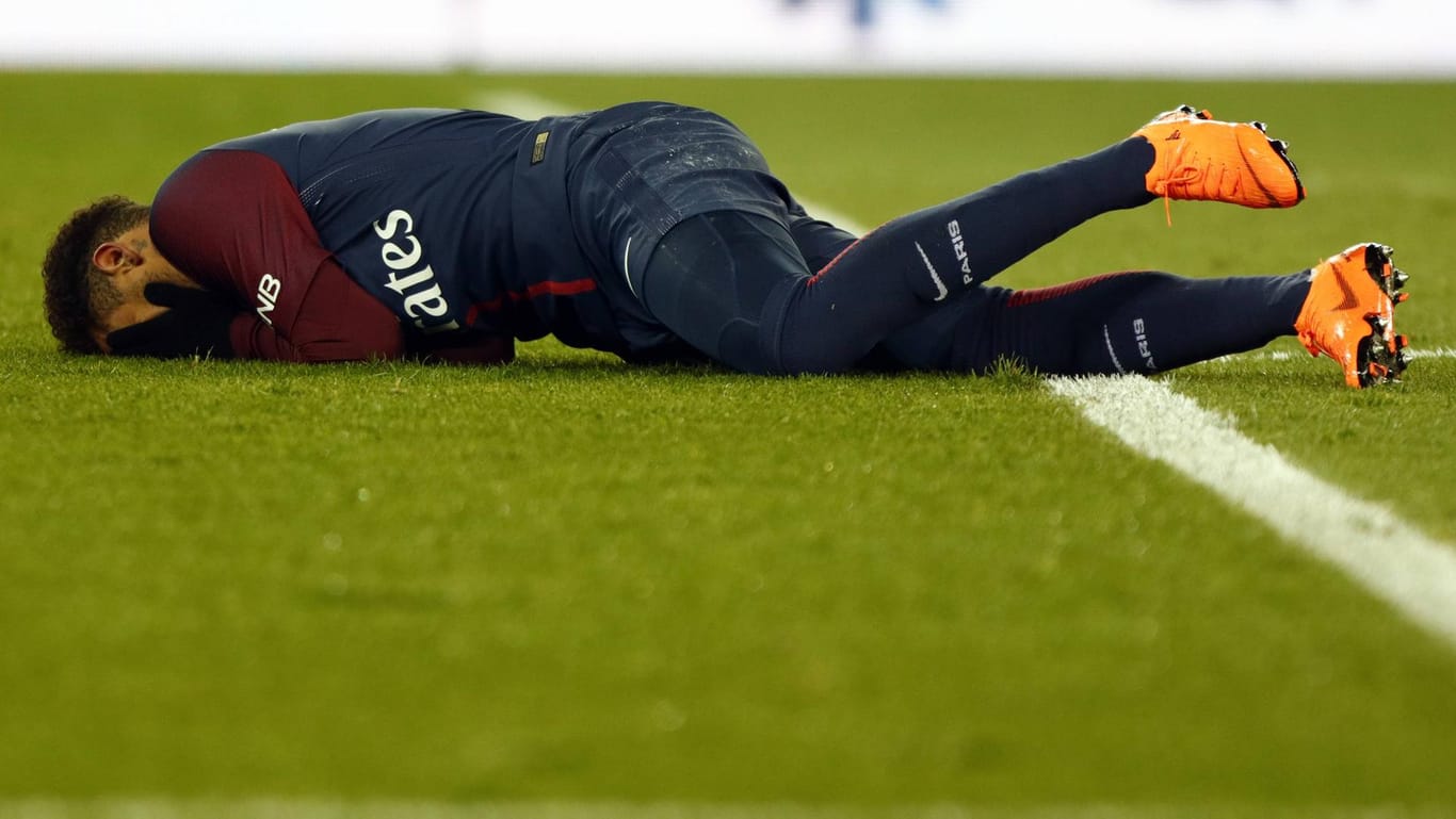 Neymar krümmt sich vor Schmerzen am Boden. Er verletzte sich im Spiel gegen Olympique Marseille.