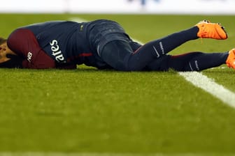 Neymar krümmt sich vor Schmerzen am Boden. Er verletzte sich im Spiel gegen Olympique Marseille.