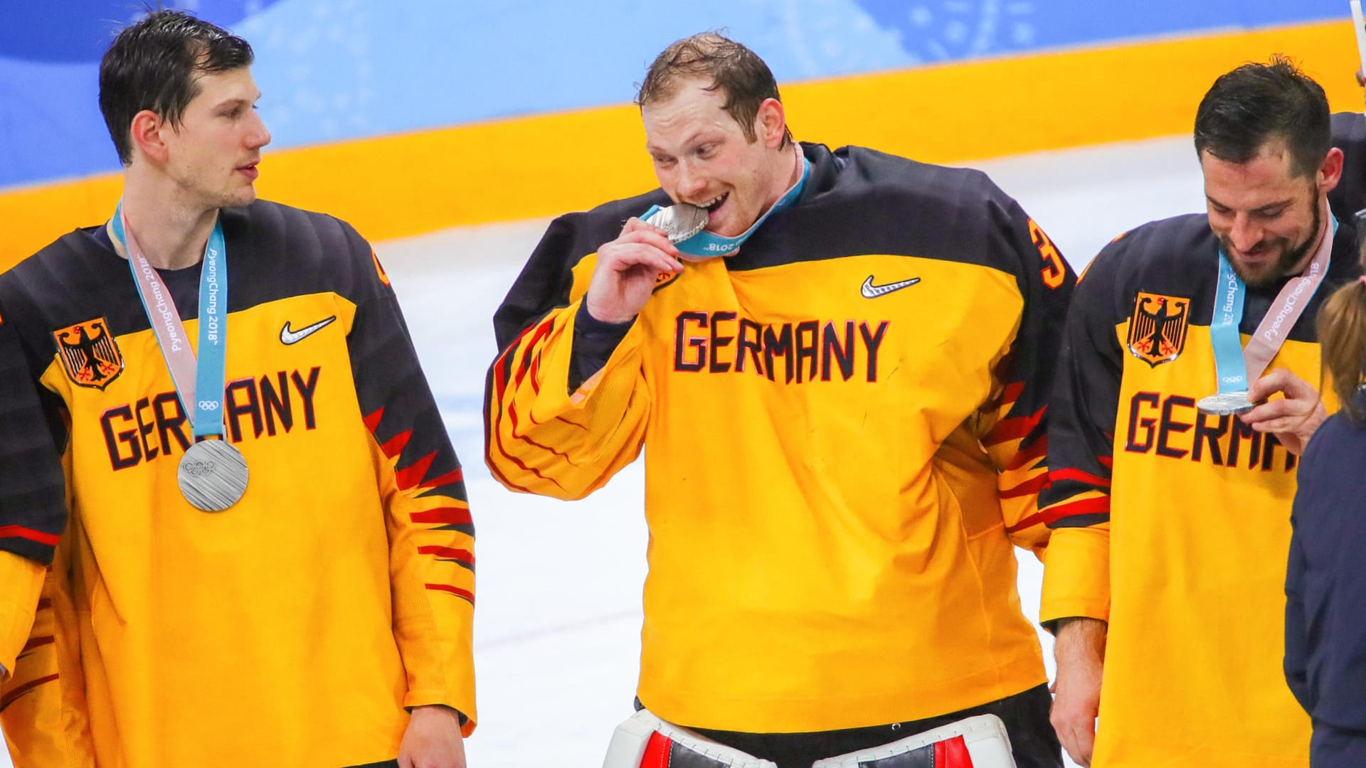 Danny aus den Birken (M.) mit dem Team und der Silbermedaille. Der Goalie war einer der überragenden Akteure bei Olympia.