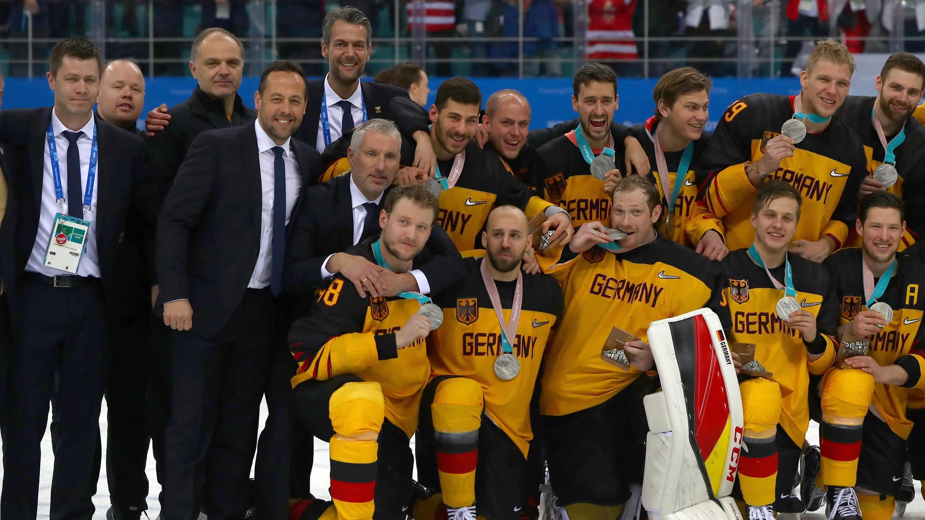 Stolze Olympia-Helden: Bundestrainer Marco Sturm (4. v. l.) mit dem DEB-Team.