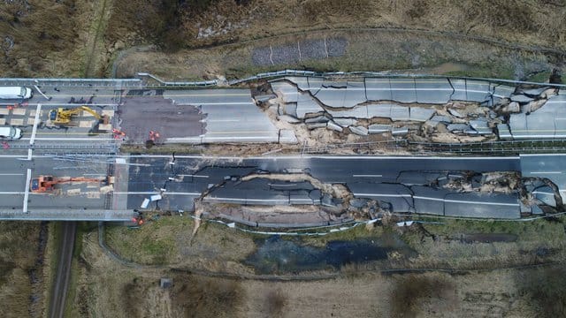 Bagger an dem zerstörten Teilstück der Autobahn 20 bei Tribsees (Landkreis Vorpommern-Rügen).