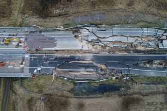 Bagger an dem zerstörten Teilstück der Autobahn 20 bei Tribsees (Landkreis Vorpommern-Rügen).