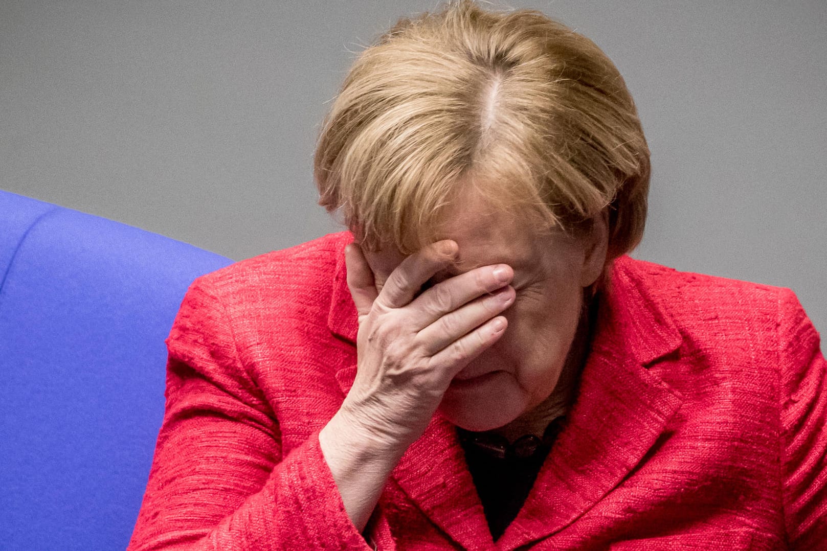 Merkel, Hand vorm Gesicht: Seht ihr mich? Und wenn ja, was seht ihr?