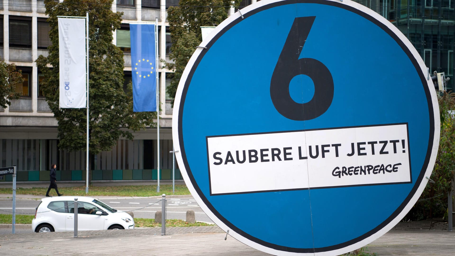 Streitfall blaue Plakette: Nach dem Urteil des Bundesverwaltungsgerichtes streiten Beobachter über die Konsequenzen. Im Bild: ein rundes Protestplakat der Organisation Greenpeace in Stuttgart. Streitfall blaue Plakette: Nach dem Urteil des Bundesverwaltungsgerichtes streiten Beobachter über die Konsequenzen. Im Bild: ein rundes Protestplakat der Organisation Greenpeace in Stuttgart.