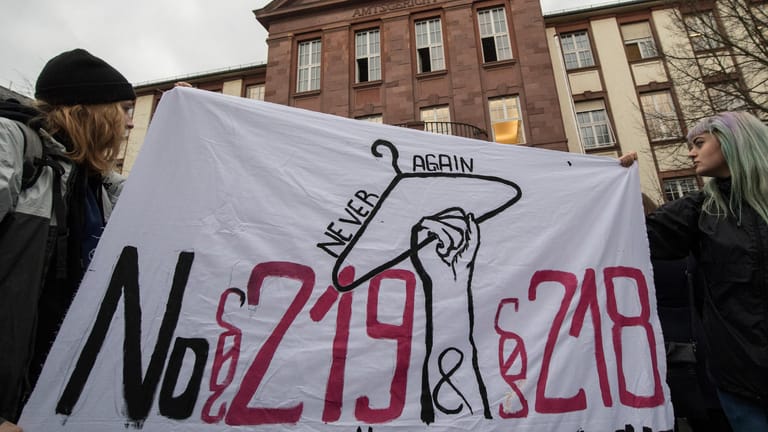 Demonstrantinnen vor dem Amtsgericht in Gießen: Sie lehnen den Paragraphen 219a ab – so wie eine große Mehrheit der Deutschen.