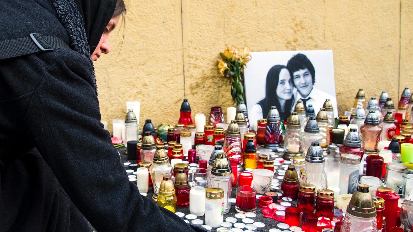 Ein Kerzenmeer für das slowakische Pärchen: Der Enthüllungsjournalist Jan Kuciak und seine Verlobte wurden ermordet.