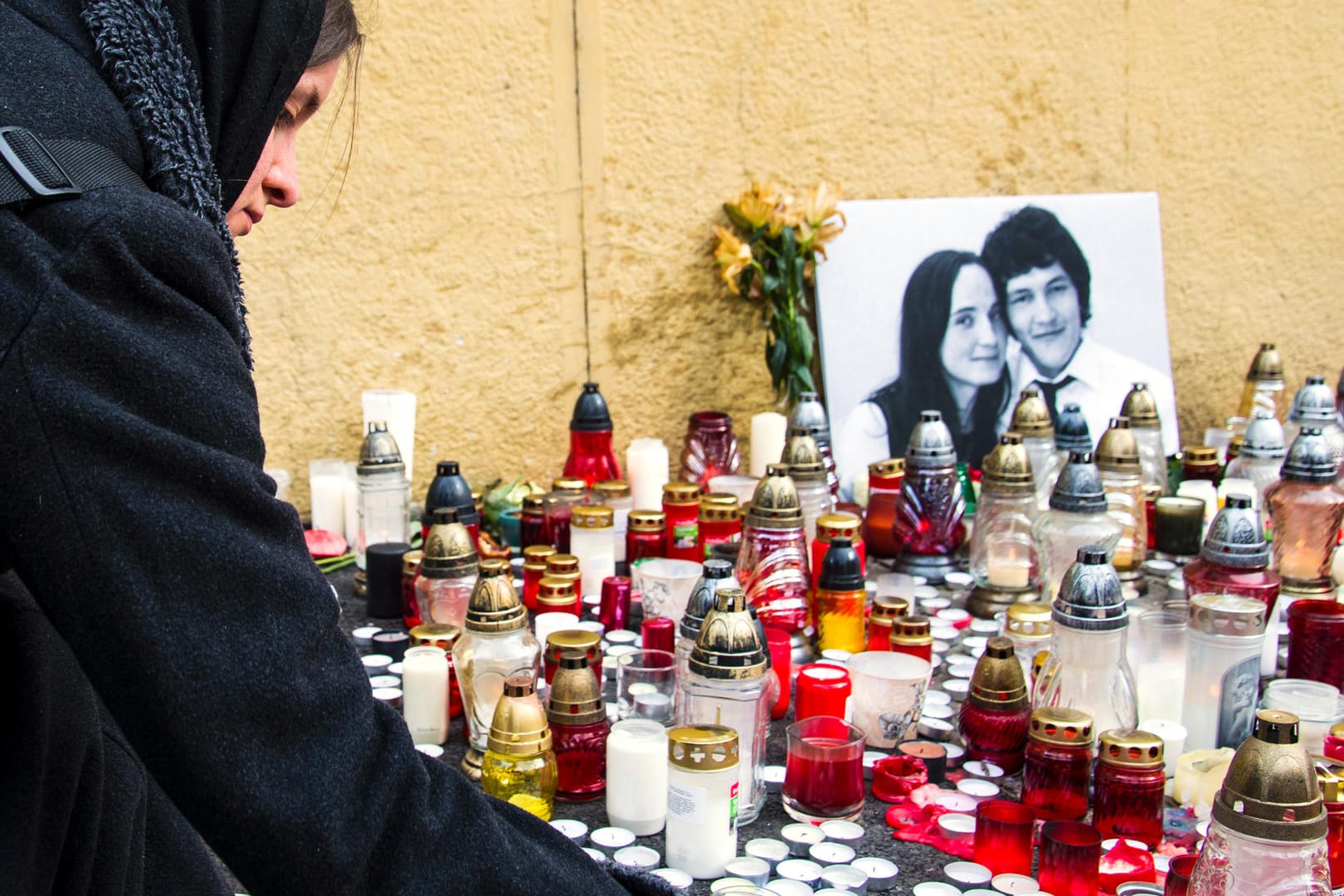 Ein Kerzenmeer für das slowakische Pärchen: Der Enthüllungsjournalist Jan Kuciak und seine Verlobte wurden ermordet.