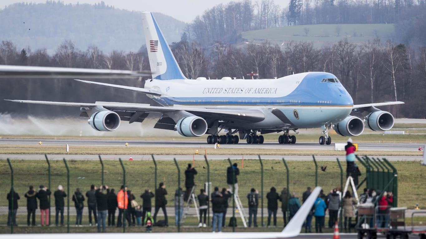 Der US-Präsident bekommt bald eine neue Boeing: Die aktuelle Air Force One mit Donald Trump an Bord im Januar 2018 in Zürich.