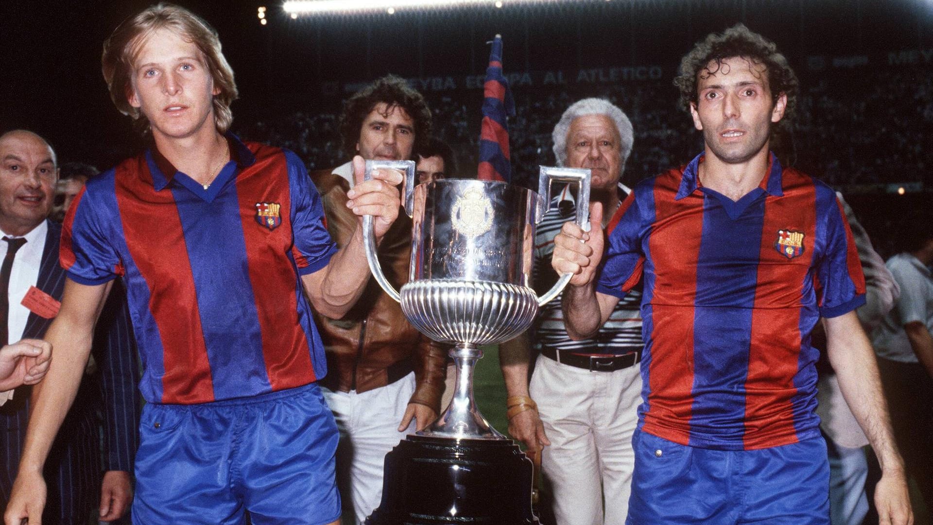 Quini (r.) und Bernd Schuster mit der Copa del Rey 1983.