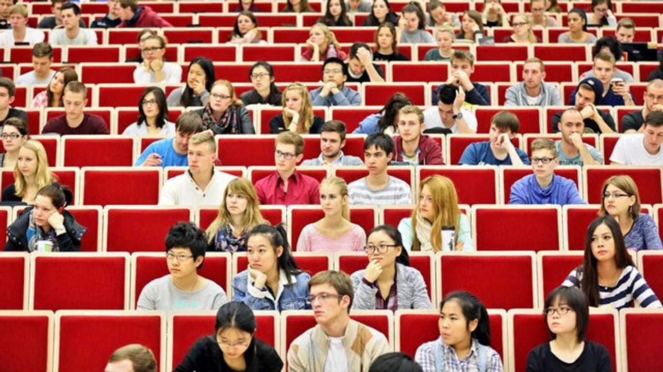 Vorlesung an der Universität Leipzig: Laut einem Bafög-Bericht, den die Bundesregierung im Dezember veröffentlicht hatte, ist die Zahl der geförderten Studenten und Schüler binnen vier Jahren bis 2016 um 16,7 Prozent gesunken.