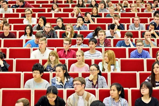 Vorlesung an der Universität Leipzig: Laut einem Bafög-Bericht, den die Bundesregierung im Dezember veröffentlicht hatte, ist die Zahl der geförderten Studenten und Schüler binnen vier Jahren bis 2016 um 16,7 Prozent gesunken.