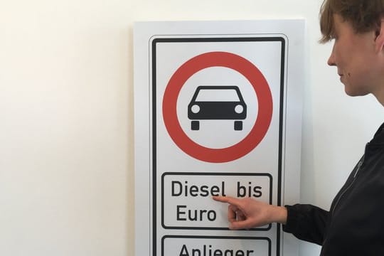 Die Hamburger Umweltbehörde stellte nur einen Tag nach dem Urteil einen Entwurf für Fahrverbotsschilder vor.