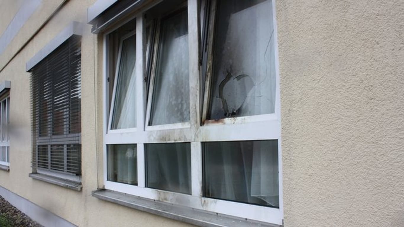 Beschädigtes Fenster einer Flüchtlingsunterkunft im brandenburgischen Jüterborg: Die Zahl von Straftaten gegen Flüchtlinge, ihre Unterkünfte und ihre Unterstützer sind im vergangenen Jahr zurückgegangen.