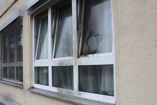 Beschädigtes Fenster einer Flüchtlingsunterkunft im brandenburgischen Jüterborg: Die Zahl von Straftaten gegen Flüchtlinge, ihre Unterkünfte und ihre Unterstützer sind im vergangenen Jahr zurückgegangen.