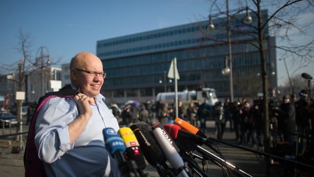 "Der Osten hat in den vergangenen Jahren enorm aufgeholt, aber es geht immer noch zu langsam und in einigen Regionen gar nicht voran", so der designierte Bundeswirtschaftsminister Peter Altmaier. "Der Osten hat in den vergangenen Jahren enorm aufgeholt, aber es geht immer noch zu langsam und in einigen Regionen gar nicht voran", so der designierte Bundeswirtschaftsminister Peter Altmaier.