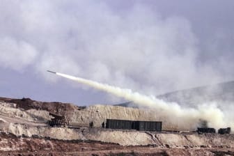 Türkische Artillerie feuert bei Afrin in Richtung der Kurdenmiliz YPG.