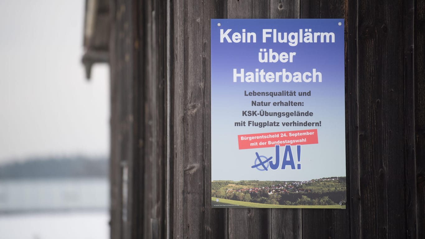 An einer Scheune in Haiterbach hängt ein Plakat: Das KSK-Übungsgelände ist in der Gemeinde hoch umstritten.