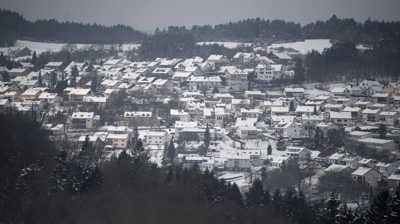 Schneebedeckte Dächer in Haiterbach: Das Dorf in Baden-Württemberg sieht idyllisch aus, nun wehrt es sich gegen ein Übungsgelände des KSK.