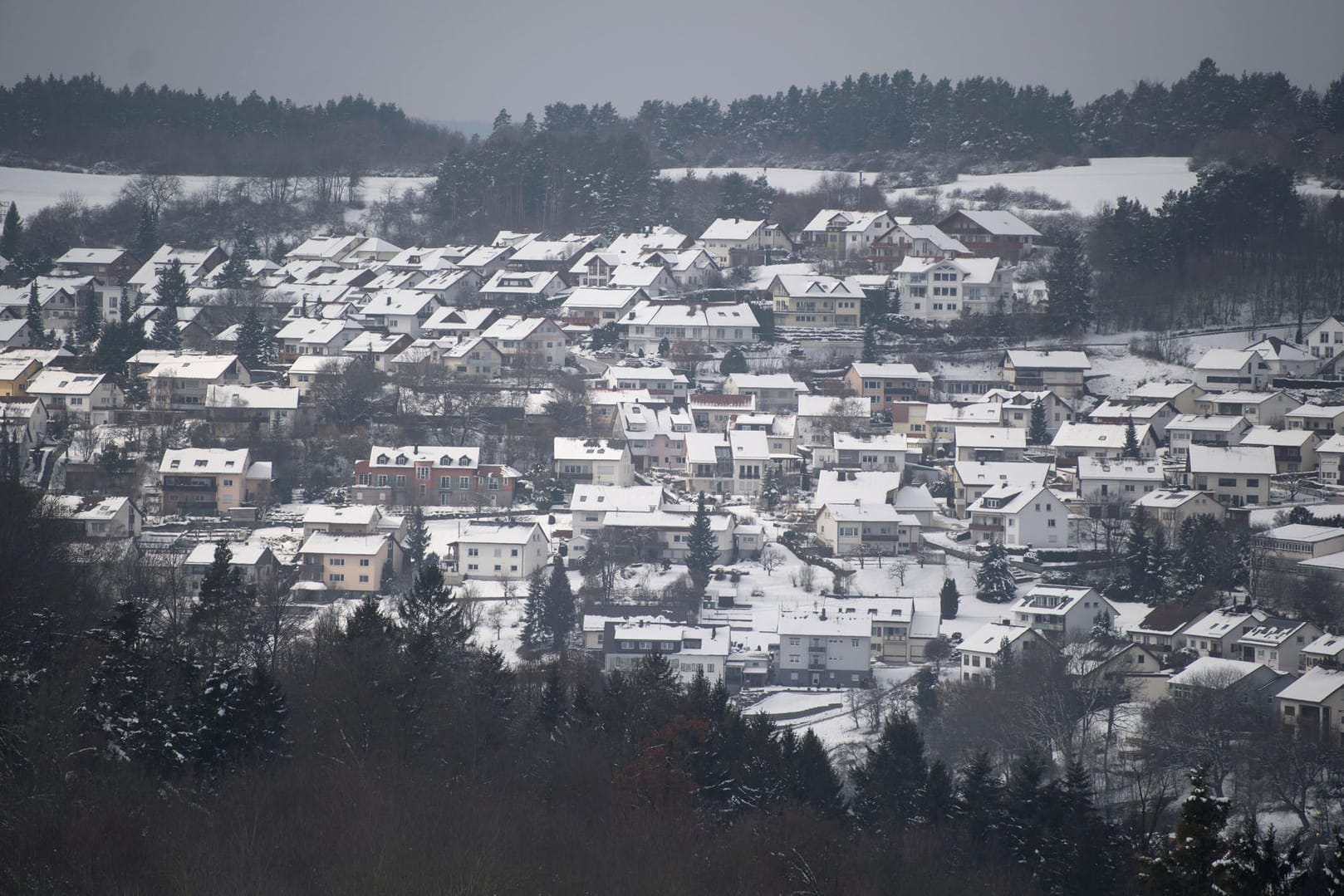 Schneebedeckte Dächer in Haiterbach: Das Dorf in Baden-Württemberg sieht idyllisch aus, nun wehrt es sich gegen ein Übungsgelände des KSK.