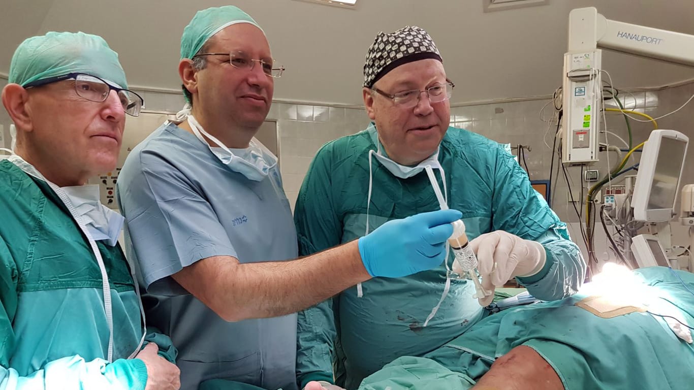 Das Ärzteteam bei der Transplantation: Ein gezüchteter Knochen hat erstmals bei einem Patienten eine Knochenlücke geschlossen.