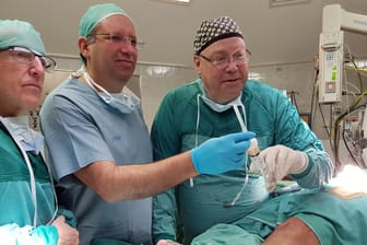 Das Ärzteteam bei der Transplantation: Ein gezüchteter Knochen hat erstmals bei einem Patienten eine Knochenlücke geschlossen.
