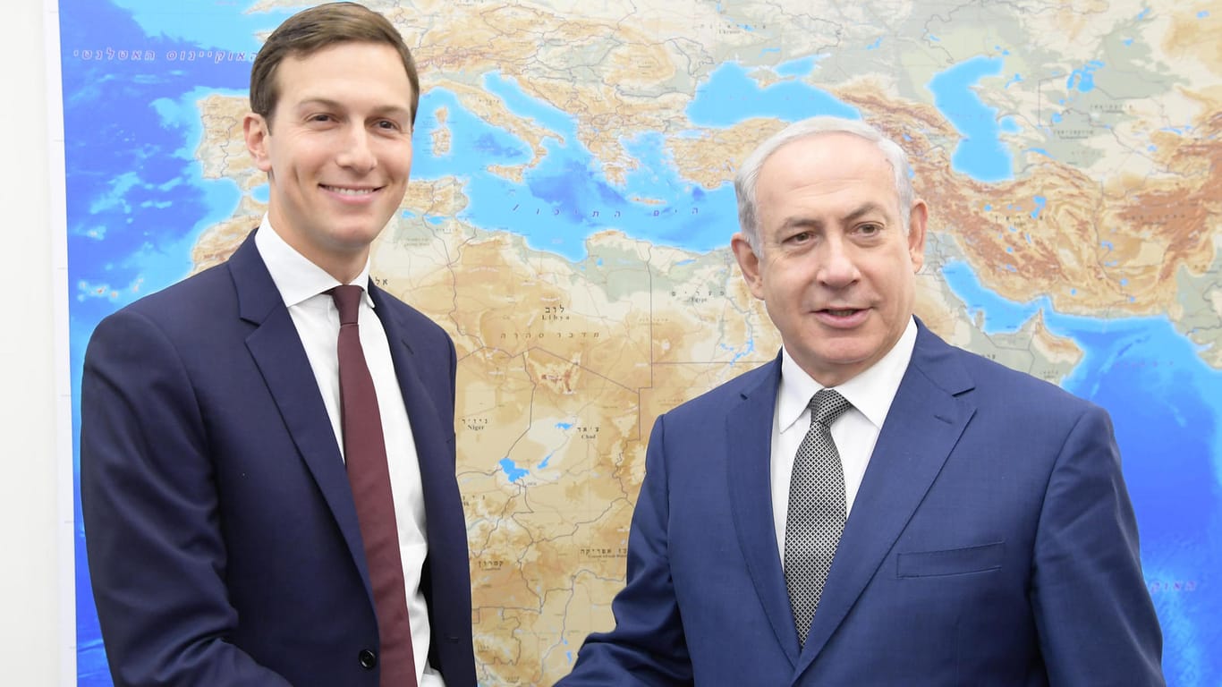 Jared Kushner und der israelische Premierminister Benjamin Netanjahu während eines Besuchs in Tel Aviv (Israel).