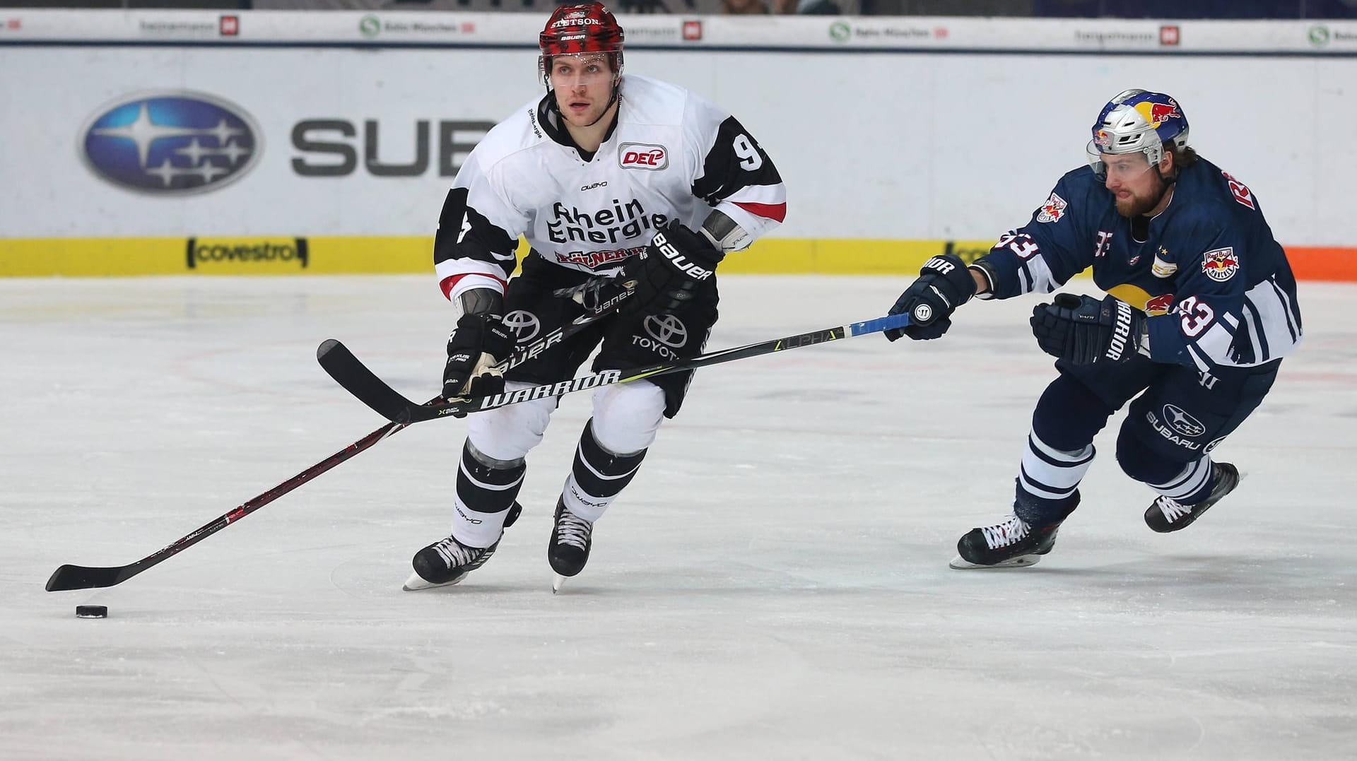 Haie-Verteidiger Shawn Lalonde (l.) behauptet den Puck gegen Yannic Seidenberg von Red Bull München: Der Kanadier ist bei seinem Team rausgeflogen.