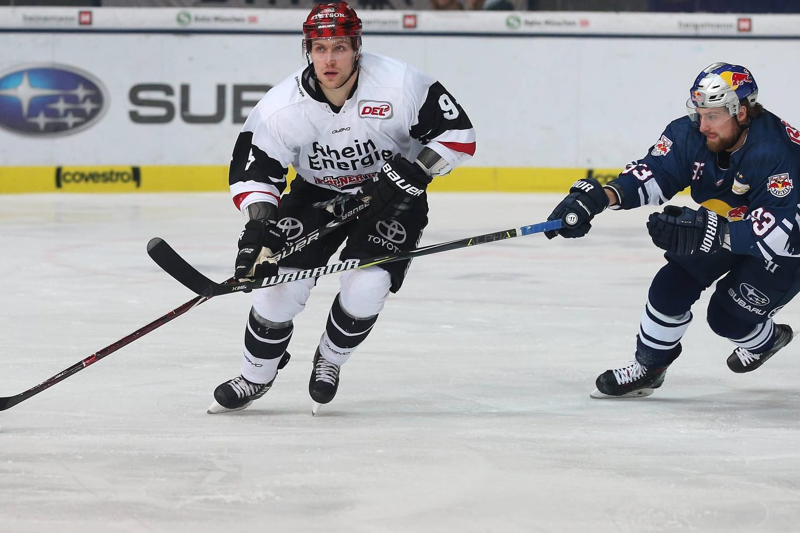 Haie-Verteidiger Shawn Lalonde (l.) behauptet den Puck gegen Yannic Seidenberg von Red Bull München: Der Kanadier ist bei seinem Team rausgeflogen.