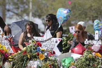 Trauernde legen an der Marjory Stoneman Douglas High School Blumen für die Opfer des Massakers nieder.