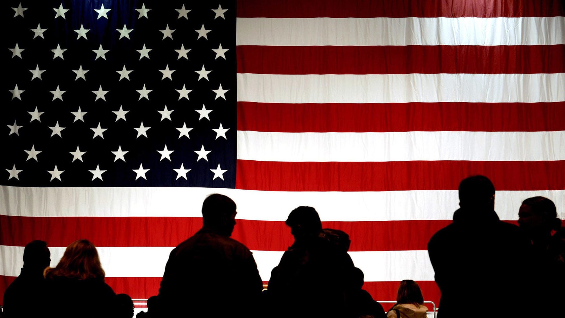Menschen vor der amerikanischen Flagge: Ein Brief mit unbekannter Substanz ist an einen US-Armeestützpunkt geschickt worden. Menschen vor der amerikanischen Flagge: Ein Brief mit unbekannter Substanz ist an einen US-Armeestützpunkt geschickt worden.