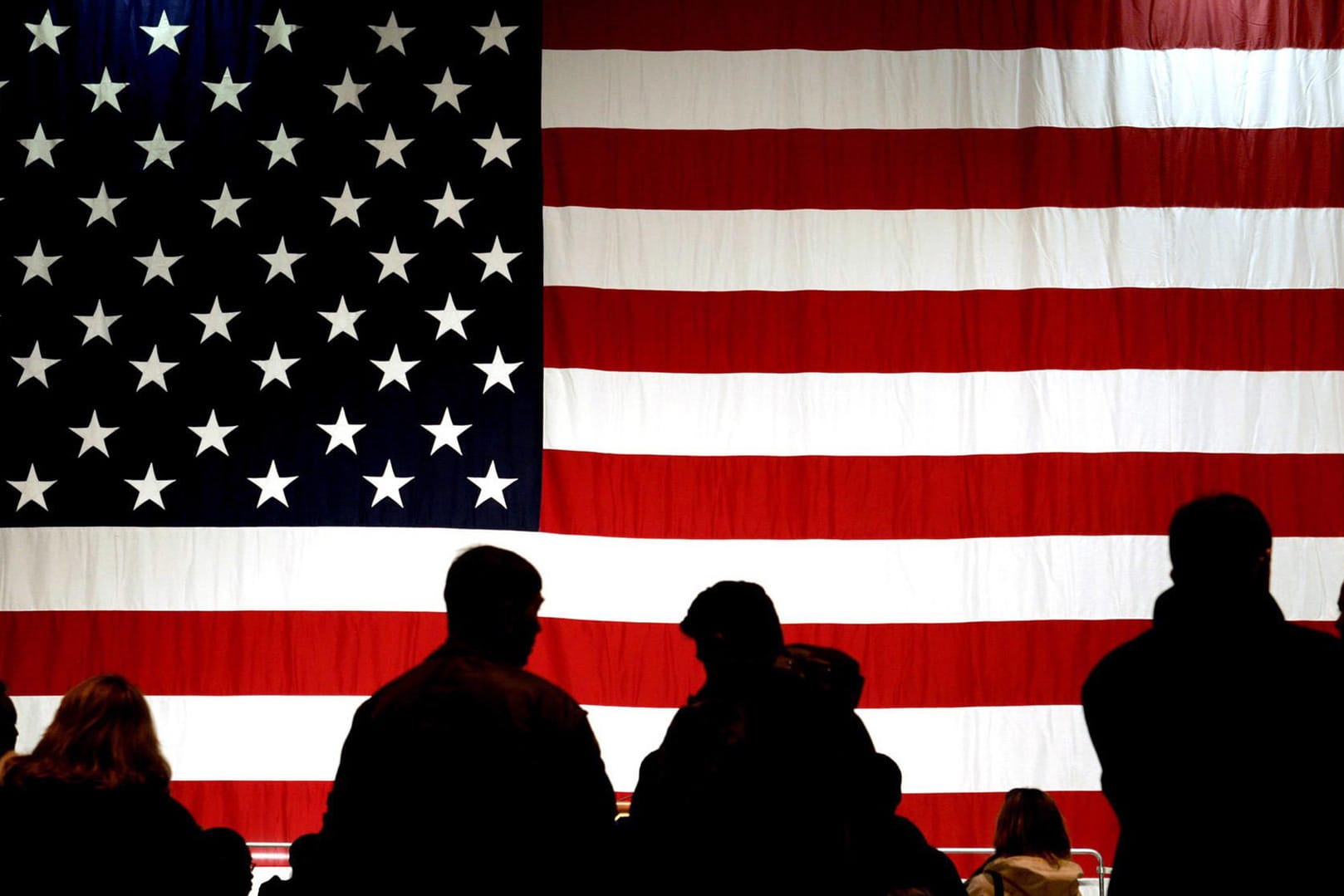 Menschen vor der amerikanischen Flagge: Ein Brief mit unbekannter Substanz ist an einen US-Armeestützpunkt geschickt worden.