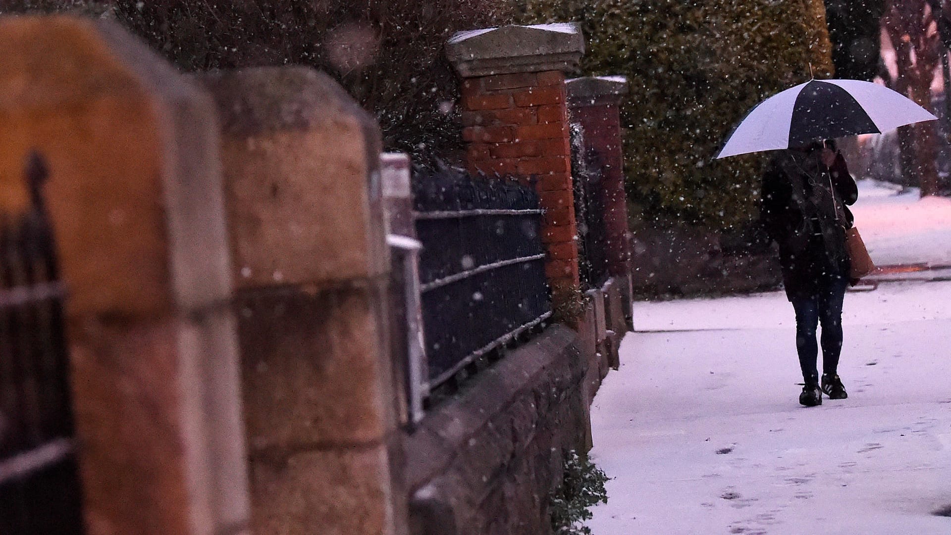 Eine Frau mit einem Regenschirm in Dublin: Noch ist es ruhig, doch für Donnerstag sind die stärksten Schneefälle seit 1982 für Irland angekündigt. Eine Frau mit einem Regenschirm in Dublin: Noch ist es ruhig, doch für Donnerstag sind die stärksten Schneefälle seit 1982 für Irland angekündigt.