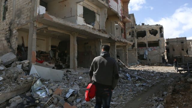 Durch einen Angriff der syrischen Luftwaffe zerstörter Straßenzug im Rebellengebiet Ost-Ghuta.