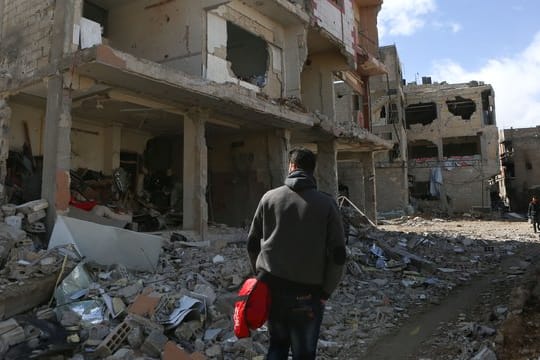 Durch einen Angriff der syrischen Luftwaffe zerstörter Straßenzug im Rebellengebiet Ost-Ghuta.