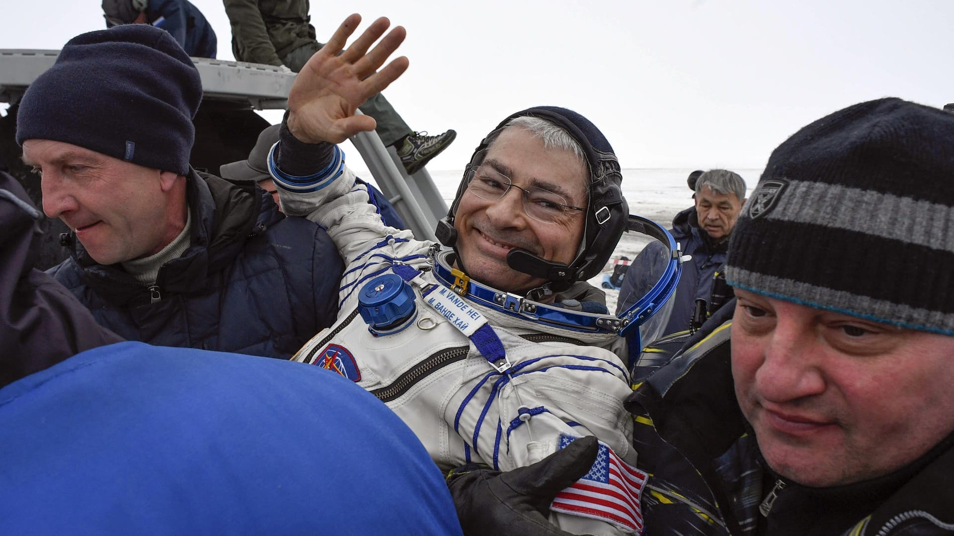 Helfer tragen den US-Astronauten Mark Vande Hei nach der Landung: Drei Astronauten sind wohlbehalten zur Erde zurückgekehrt. Helfer tragen den US-Astronauten Mark Vande Hei nach der Landung: Drei Astronauten sind wohlbehalten zur Erde zurückgekehrt.