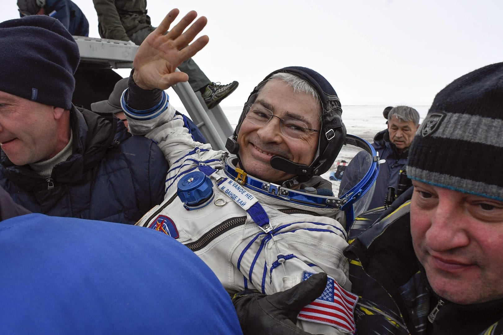 Helfer tragen den US-Astronauten Mark Vande Hei nach der Landung: Drei Astronauten sind wohlbehalten zur Erde zurückgekehrt.