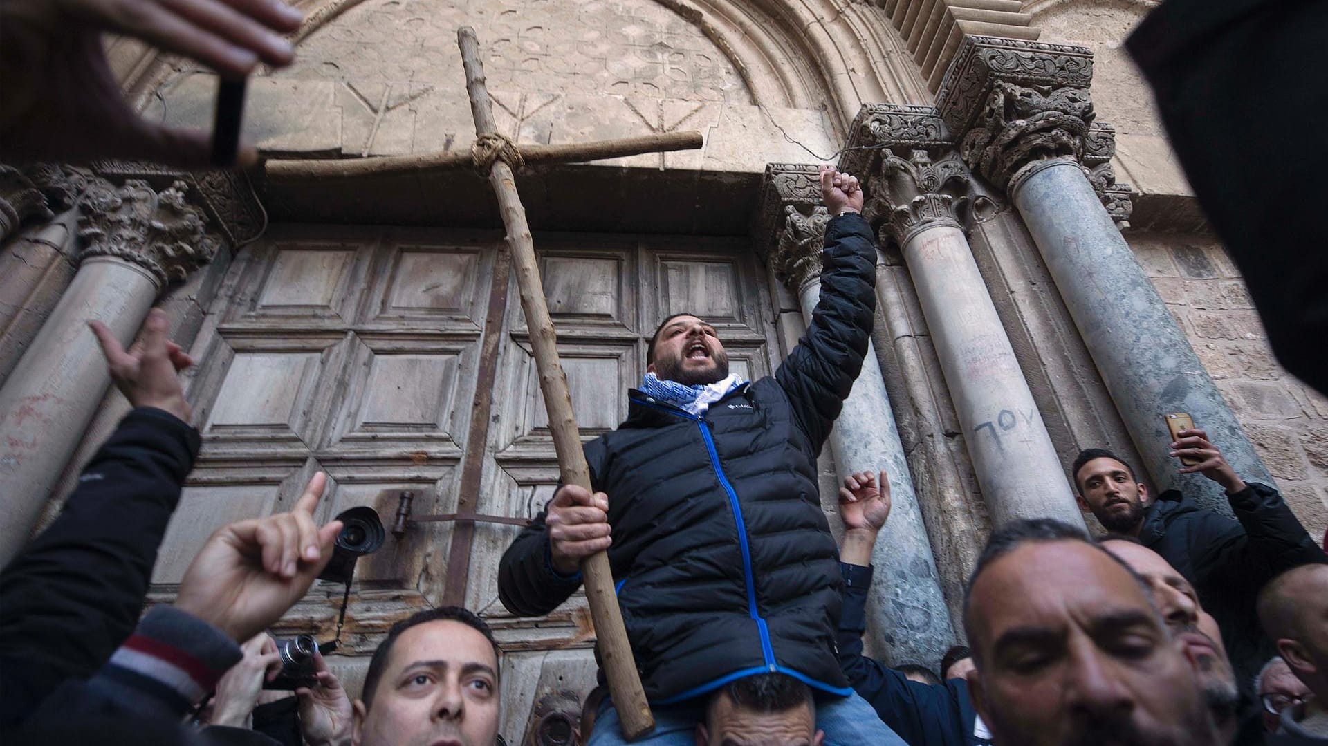 Demonstranten vor der Grabeskirche in Jerusalem: Einer Steuerforderung der Stadt Jerusalem wollten die Kirchen nicht nachkommen. Demonstranten vor der Grabeskirche in Jerusalem: Einer Steuerforderung der Stadt Jerusalem wollten die Kirchen nicht nachkommen.