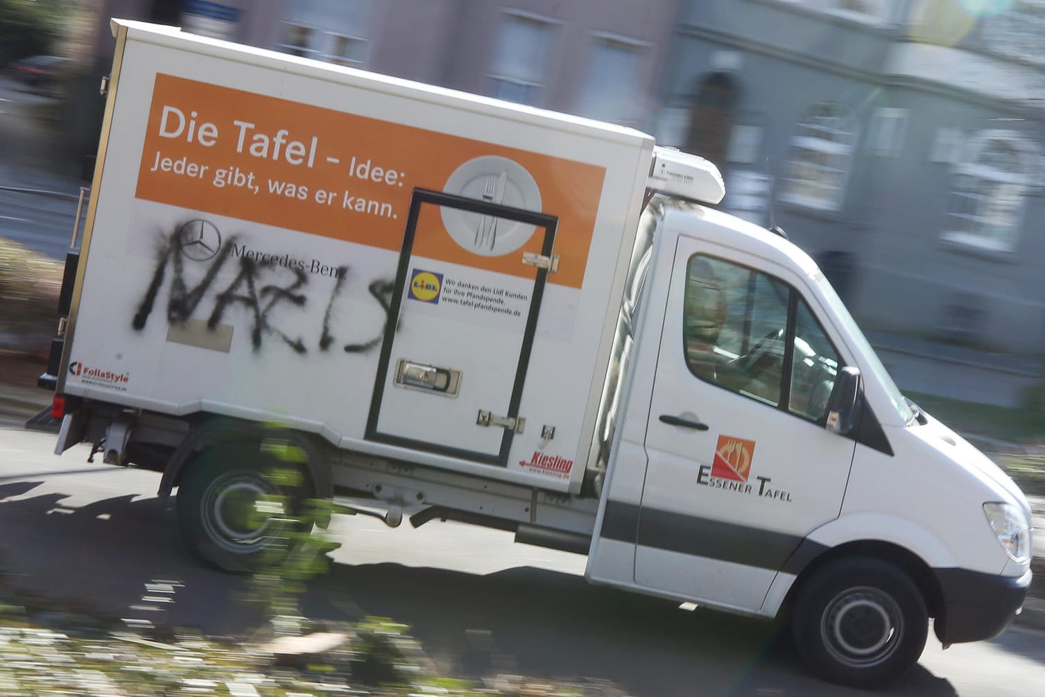 Lieferfahrzeug der Tafel in Essen: Unbekannte beschmieren Autos der Tafel in Essen.