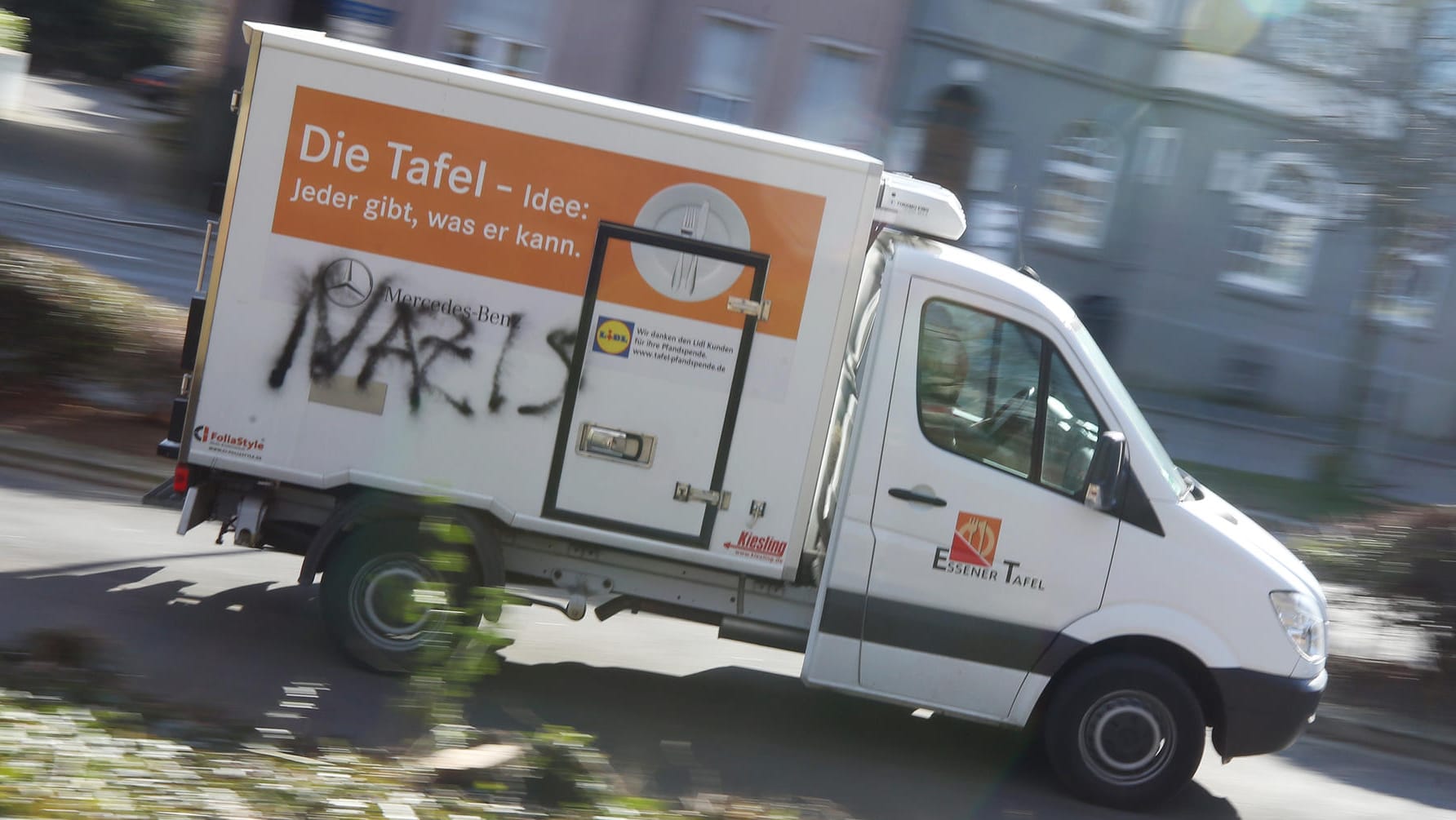 Lieferfahrzeug der Tafel in Essen: Unbekannte beschmieren Autos der Tafel in Essen. Lieferfahrzeug der Tafel in Essen: Unbekannte beschmieren Autos der Tafel in Essen.