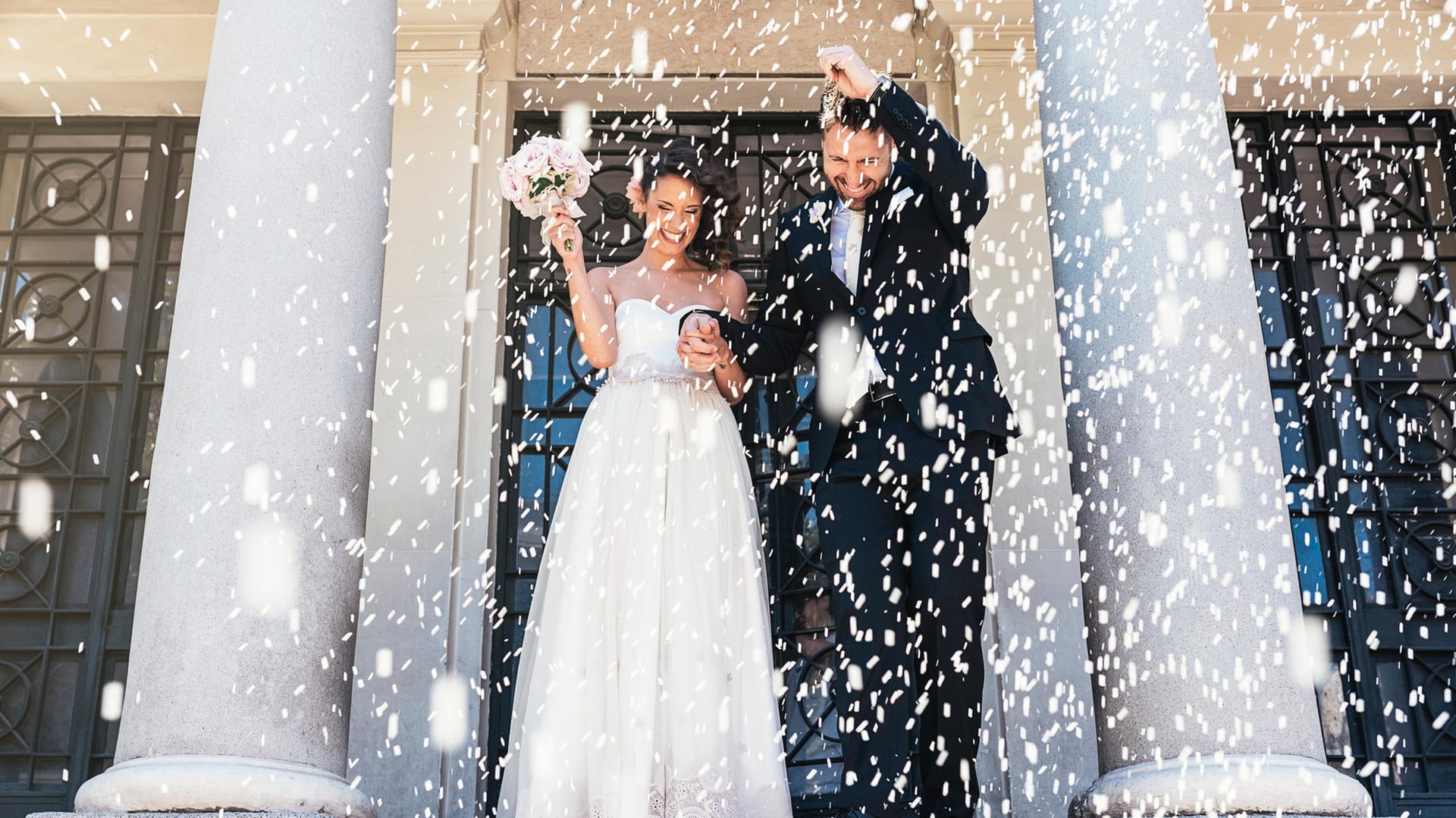 Frisch vermählt: Braut und Bräutigam können eine Hochzeitversicherung abschließen, die das Paar beim Ausfall der Hochzeit absichert – mit einer Ausnahme.