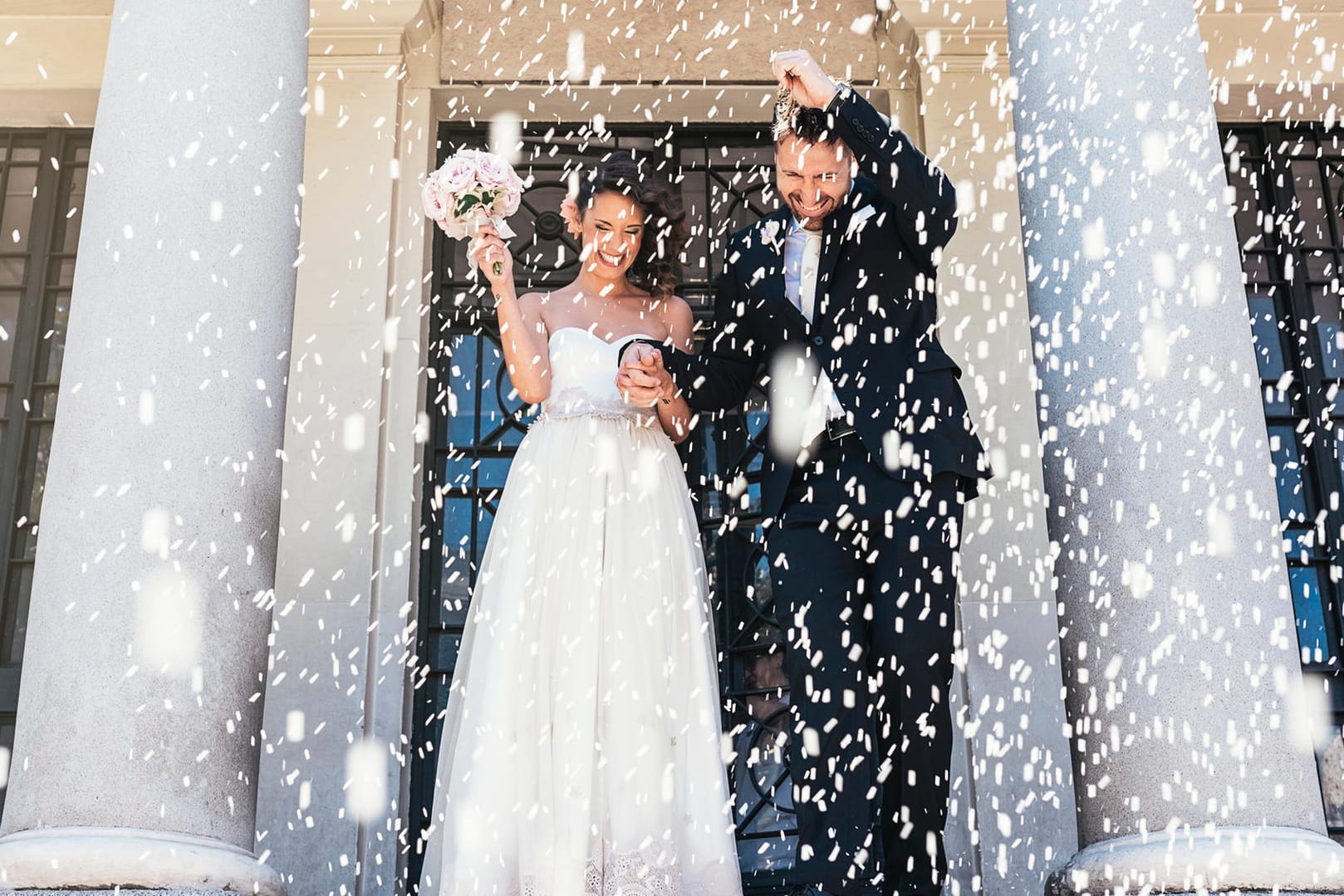 Frisch vermählt: Braut und Bräutigam können eine Hochzeitversicherung abschließen, die das Paar beim Ausfall der Hochzeit absichert – mit einer Ausnahme.