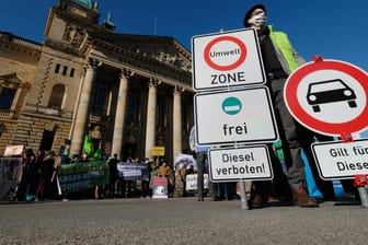 Umweltaktivisten mit Transparenten und Schildern vor dem Bundesverwaltungsgericht: Das Gericht hat entschieden, dass Kommunen grundsätzlich Fahrverbote für Diesel-Fahrzeuge anordnen dürfen.
