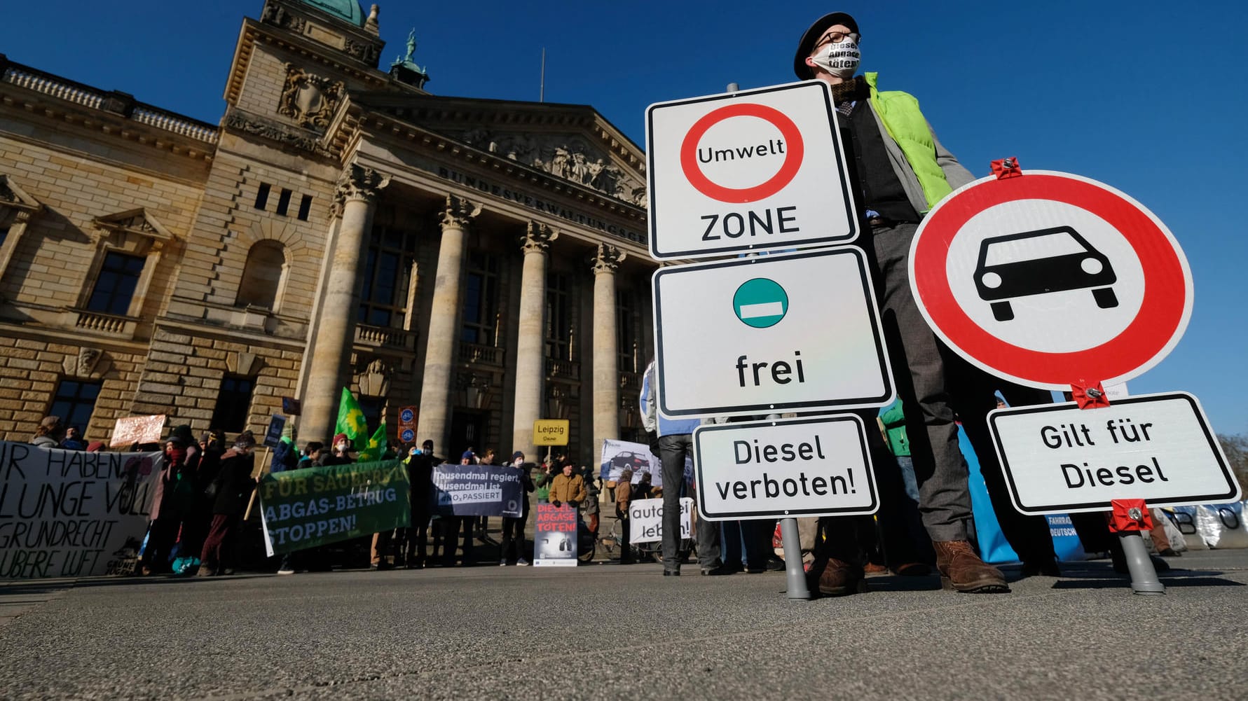 Umweltaktivisten mit Transparenten und Schildern vor dem Bundesverwaltungsgericht: Das Gericht hat entschieden, dass Kommunen grundsätzlich Fahrverbote für Diesel-Fahrzeuge anordnen dürfen.