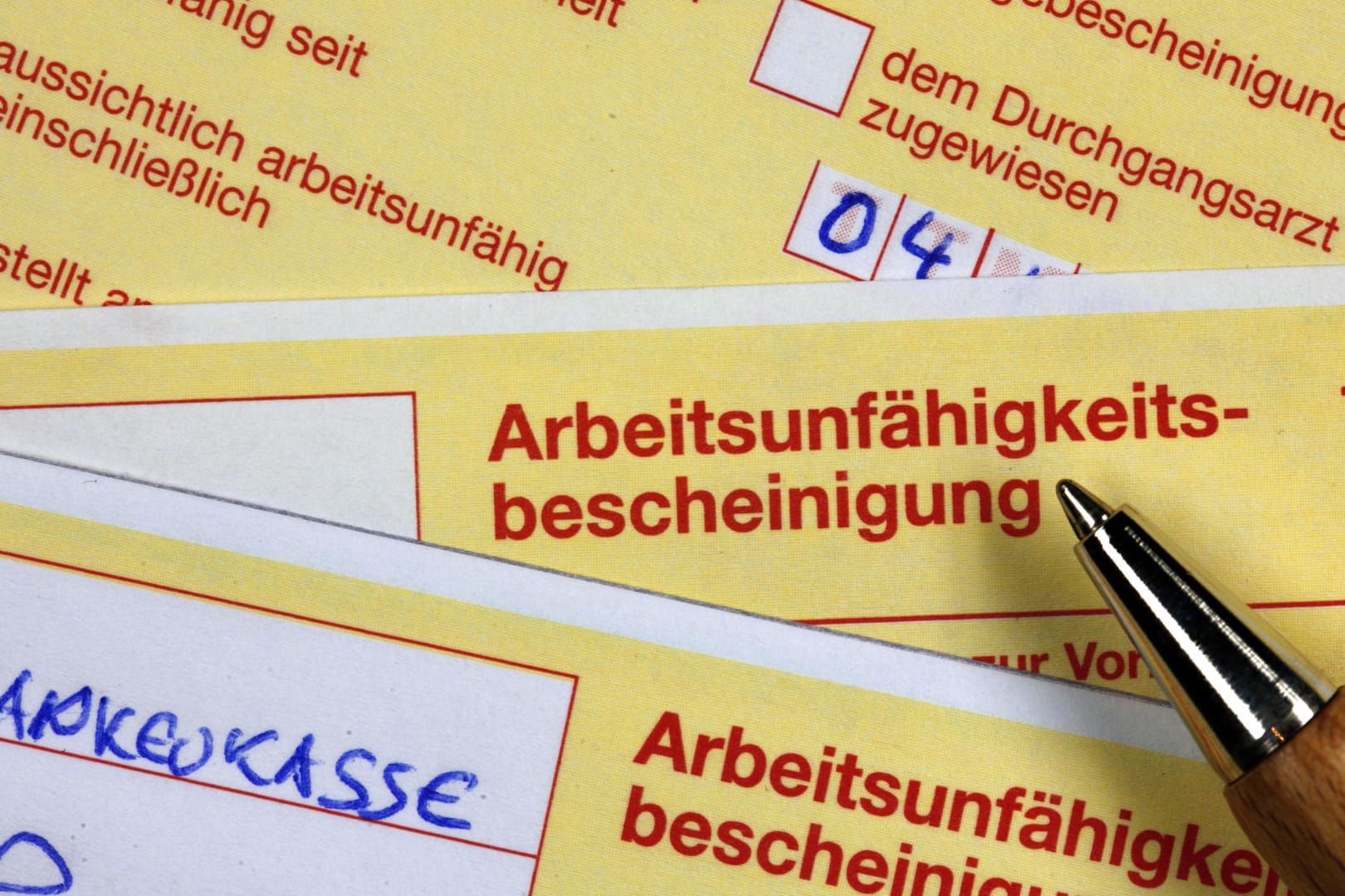 Arbeitsunfähigkeitsbescheinigung: Das Attest sollte zügig an die Krankenkasse geschickt werden. Arbeitsunfähigkeitsbescheinigung: Das Attest sollte zügig an die Krankenkasse geschickt werden.