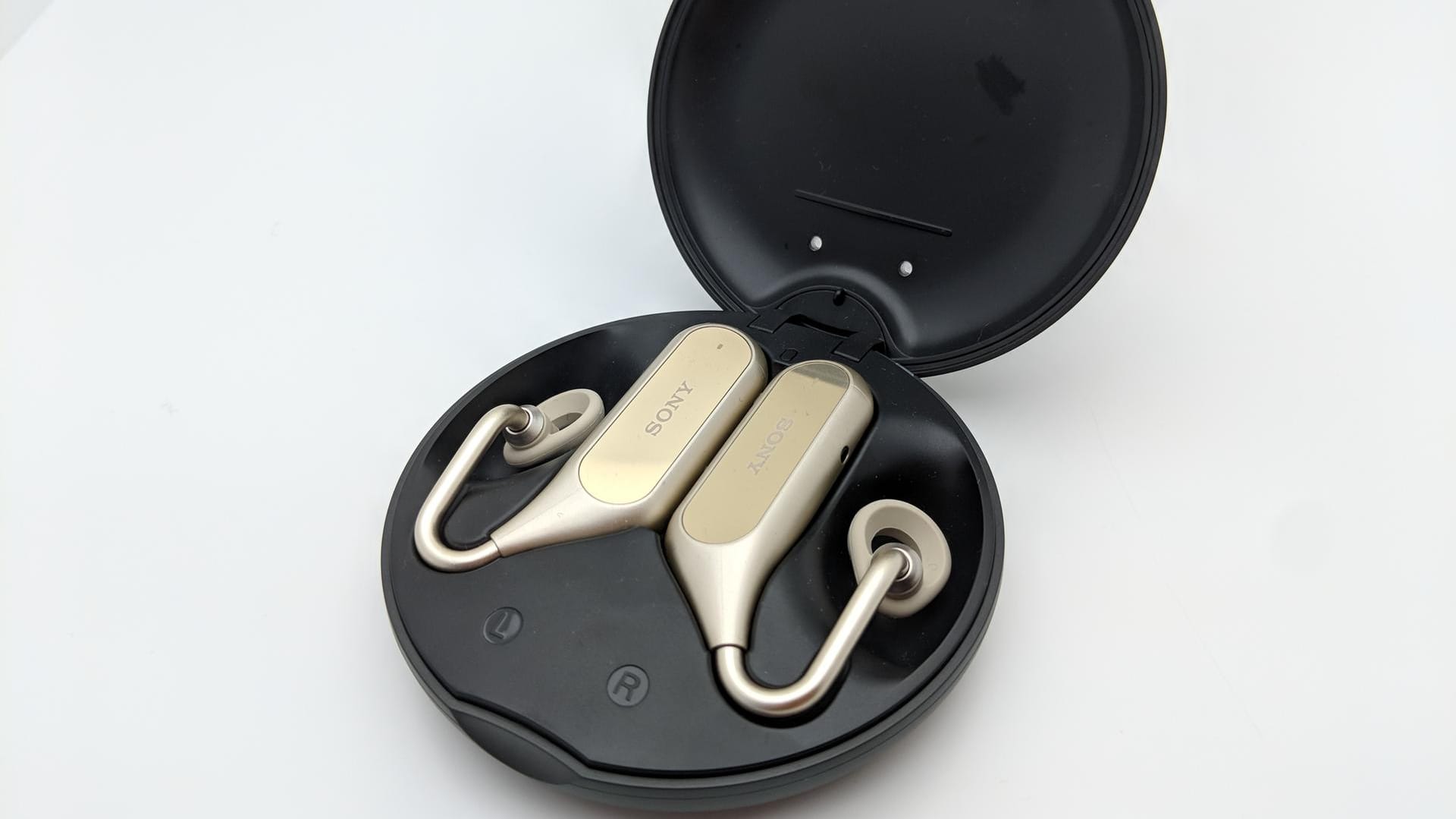 Xperia Ear Duo: Die intelligenten Kopfhörer registrieren Uhrzeit, Aktivität und Standort des Trägers und schlagen ihm auf die Situation zugeschnittene Playlisten vor.