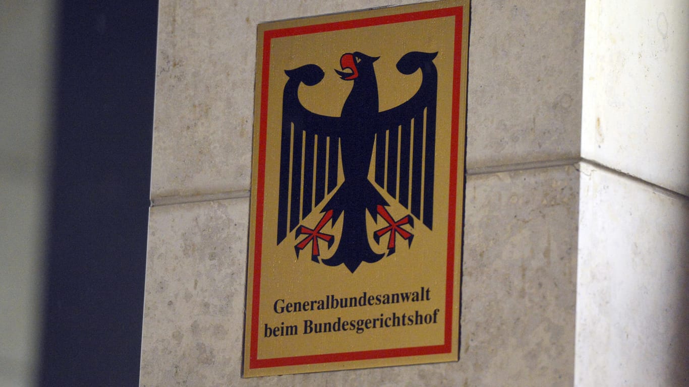 Schild weist auf das Gebäude der Bundesanwaltschaft hin: Syrer wegen Terrorverdachts in Baden-Württemberg festgenommen: